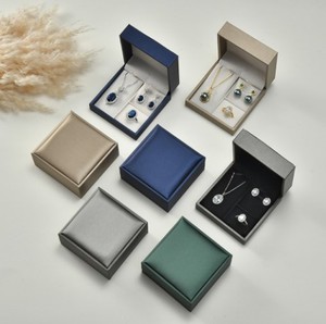 Boîte à bijoux de luxe en cuir PU écologique de 4,72 pouces avec logo personnalisé, doublure en velours et fermeture à clapet pour bagues, boucles d'oreilles et pendentifs - Product Image 1
