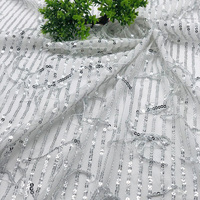Vente en gros de tissu à paillettes brillantes fantaisie et pompons, tissu brodé de 3mm à paillettes pour robe