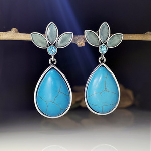 Orecchini Creativi a Goccia con Petali di Fiori e Accenti Colorati, Design Vintage, Accessori di Moda per Donne - Product Image 2