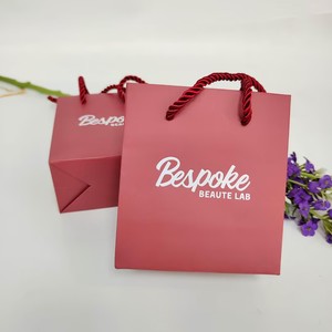 Bolsas de papel burdeos personalizadas con logotipo estampado en caliente con lámina blanca, bolsas de papel de regalo de lujo para empaques de cosméticos y productos de belleza. - Product Image 1