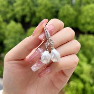 Boucles d'oreilles baroques en perles simulées en forme de larme pour femmes, bijoux élégants pour mariage et mode - Product Image 3