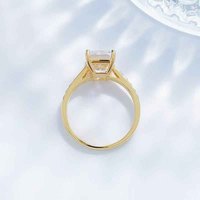 Anello di fidanzamento da donna in oro giallo 18 carati con diamante da laboratorio a 4 griffe, taglio cuscino lungo, stile Prismatic Light Fashion