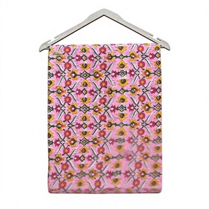 Tissu en coton imprimé à la main à motifs floraux roses, textile indien fait main, imprimé floral botanique, tissu en coton biologique doux - Product Image 1