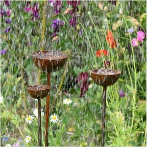 Recogedor de Agua de Lluvia Decorativo para Jardín, Adorno de Hierro de Tres Piezas para Exteriores, Estilo Vintage con Acabado Natural, Decoración para Patio y Jardín - Product Image 1