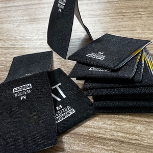 Etiqueta tejida clásica con pliegue central para ropa, etiqueta de alta calidad para sudaderas, chaquetas, puños de moda, etiquetas personalizadas cosidas para el cuello. - Product Image 1