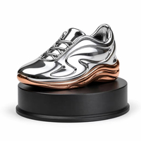 3D Metall-Sneaker-Trophäe mit Pyramiden- und Blumendesign Spiegelsilber-Finish Roségold-Sohle Benutzerdefiniertes Logo Auszeichnungs-Skulptur