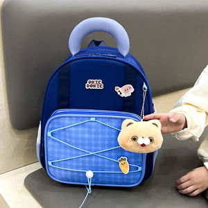 Sac à dos bleu mignon de dessin animé avec poignée souple et porte-clés en peluche pour enfants, utilisation quotidienne, matériau néoprène imperméable - Product Image 1