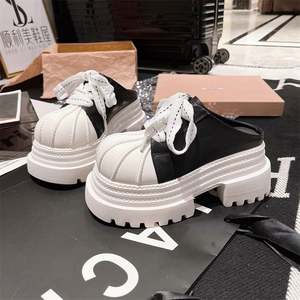 Mocasines de moda para mujer con plataforma gruesa y tiras, zuecos elegantes de cuero con suela de goma y tiras decorativas - Product Image 1