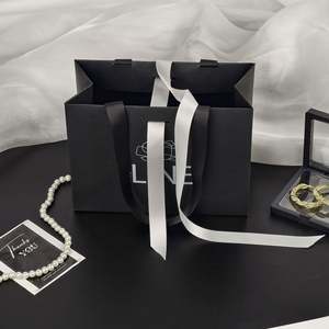 Sacs de shopping de luxe style Ins, prix direct usine, avec poignée en carton et ruban, en matériaux recyclés - Product Image 4