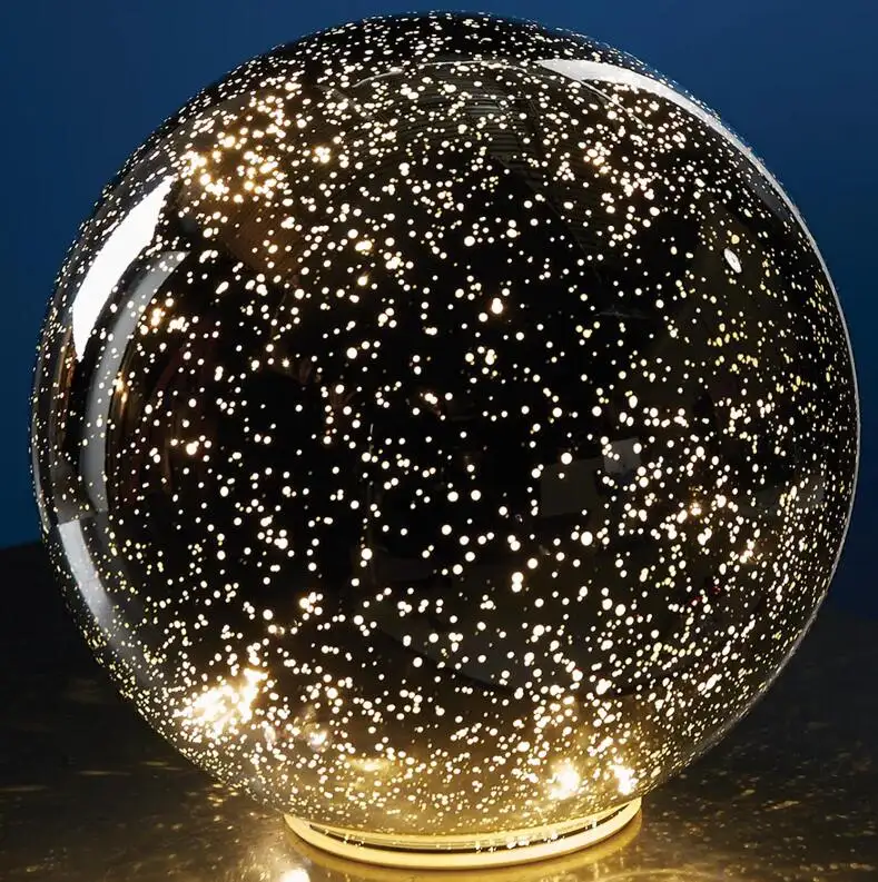 Beleuchtete Mercury Glass Weihnachts kugel spiegel oberfläche reflektiert winzige Lichtpunkte wie eine Sternen himmel dekoration