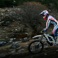 Moto électrique légère Surron Light Bee 2.0 pour sentiers de montagne, 78,54 V 45 Ah, longue autonomie, tout-terrain, pour adultes, capable de faire des wheelies