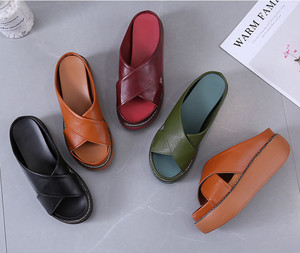 Sandalias y Pantuflas de Mujer de Alta Calidad Suka Stocks Marrón Bronceado con Tiras Cruzadas, Tacón de Cuña, Plataforma Gruesa y Punta Abierta Redonda - Product Image 6