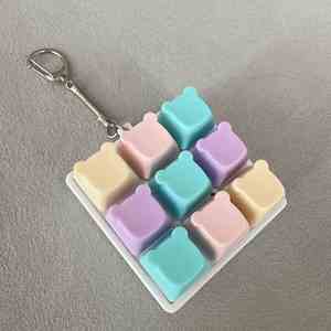 พวงกุญแจคีย์แคปพลาสติกแบบสั่งทำขายส่ง พร้อมไฟ LED บรรเทาความเครียด ของเล่นคลิกเกอร์คลายเครียด - Product Image 5