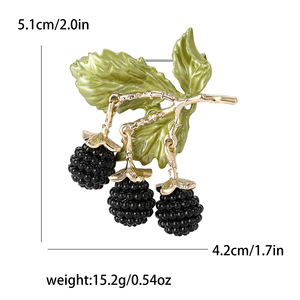 Broche de aleación chapado en oro con forma de fruta de moras, con bayas de resina negra y hojas verdes, accesorio de joyería de moda para mujer - Product Image 4