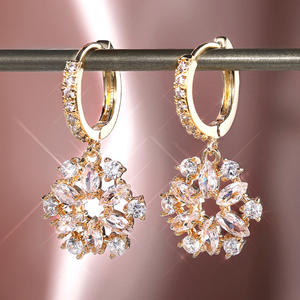 Boucles d'oreilles pendantes en forme de fleur dorée E822 avec strass en cristal sertis à griffes pour femme, style romantique pour soirée - Product Image 5