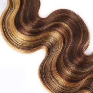P4/27 Fasci di <span class=keywords><strong>capelli</strong></span> ondulati 15A, <span class=keywords><strong>capelli</strong></span> umani indiani grezzi biondo miele <span class=keywords><strong>con</strong></span> riflessi, <span class=keywords><strong>extension</strong></span> a doppia trama marrone ombré - Product Image 5