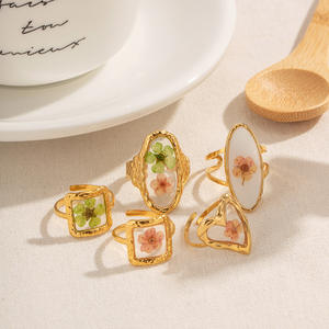 Vente en gros de nouveaux bijoux de mode d'été bague en acier inoxydable de la série de fleurs séchées en résine - Product Image 3