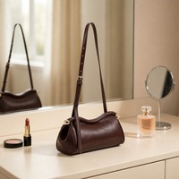 Sac à bandoulière pour femme en cuir PU et daim, forme baril, couleur olive mat, avec logo personnalisé du fabricant, pour usage quotidien