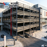 Grande structure de stationnement en acier pour gare ferroviaire avec plusieurs niveaux de stationnement et itinéraires d'accès personnalisés pour les véhicules des passagers