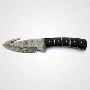 Herramienta utilitaria de exterior de acero de Damasco forjado a mano, de alta resistencia, con mango de cuerno negro. - Product Image 1