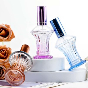 Flacone Spray in Vetro dalla Forma Unica e Speciale 30ml, Bottiglia Trendy per Dispensare Profumo - Product Image 4