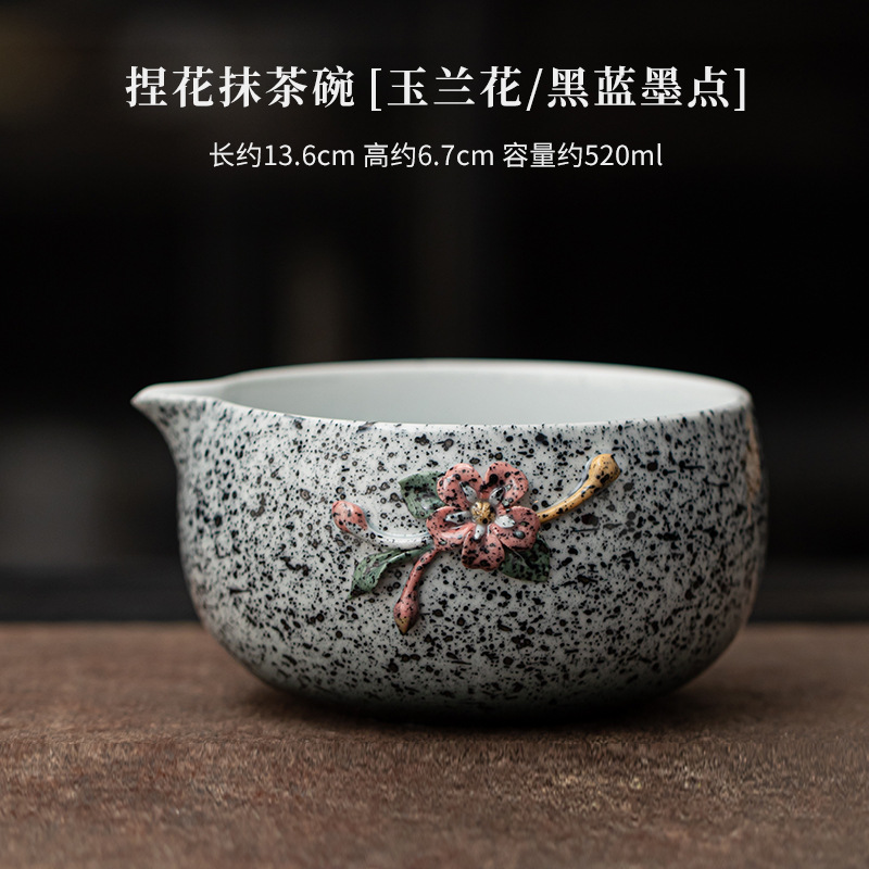 Bol à matcha fleur pincée [magnolia/point d'encre bleu noir]
