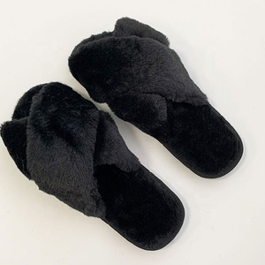 Hermosas zapatillas de felpa con correa cruzada de piel sintética para mujer, cálidas y resistentes para interiores y exteriores Zapatillas de casa, venta al por mayor - Product Image 4