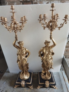 Une paire de chandeliers à 6 bras de style rococo, <span class=keywords><strong>en</strong></span> laiton ornementé et marbre noir/rouge/vert, avec des statues figurées de la déesse de la Lumière <span class=keywords><strong>en</strong></span> or 24 carats. - Product Image 3
