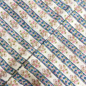 Tela de Algodón Blanca con Estampado Floral Azul y Rosa, Rayas Paisley, Estampado Tradicional Indio, Textil para Vestido Kurti - Product Image 1