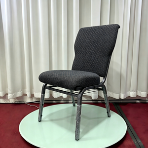 Chaise d'église robuste en métal avec étagère intégrée sous le siège, chaises <span class=keywords><strong>de</strong></span> banquet rembourrées en tissu, empilables, pour théâtre et culte - Product Image 1