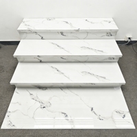 Carrelage d'escalier en porcelaine aspect marbre avec marches et contremarches éclairées, personnalisable avec rainure pour villa et maison
