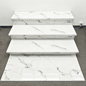 Piastrelle per Scale in Porcellana Effetto Marmo con Illuminazione Integrata, Gradini e Alzate Personalizzabili con Scanalature per Ville - Product Image 3