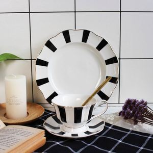 Plato de Cerámica Vintage Blanco y Negro para Desayuno con Borde Dorado, Diseño de Ondas, Puntos y Rayas - Product Image 1