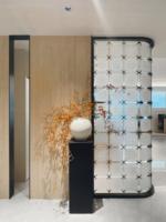 Panneaux suspendus en verre cristal avec cadre à griffes et écrans de séparation pour l'aménagement intérieur commercial et la décoration élégante des pièces