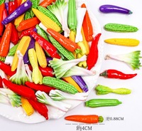 Realistiche fruit- en groenteharscharms: watermeloen, kiwi, drakenvrucht, granaatappel, aubergine, plakjes. Speelgoed voor poppenhuiskeuken.