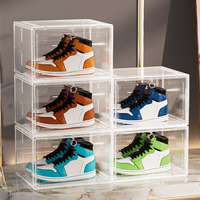 Vente en gros de boîte de rangement de chaussures à chute latérale grands bacs conteneur en plastique magnétique acrylique transparent noir clair empilable logo personnalisé