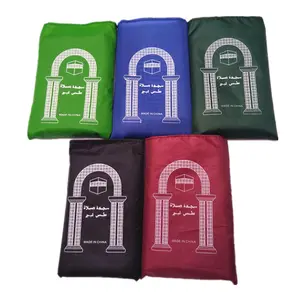 Tapis de prière islamique portable en polyester à poches multicolores pour le voyage Tapis de zone de dessin animé en tissu argenté imperméable