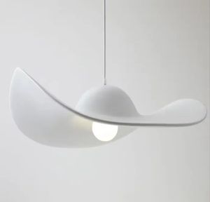 Lustre moderne unique en forme de chapeau de paille suspendu en verre noir pour le salon - Product Image 1