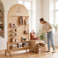 Rak Display Pegboard Kayu Beroda dengan Logo Kustom untuk Stan Pameran Produk di Pasar Ritel