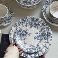 Service de vaisselle en céramique bleu vintage à motifs floraux en relief, assiettes décoratives, bols à soupe, tasses à café pour événements de mariage