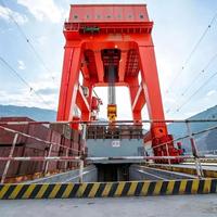 Grue portique hydroélectrique 50T 80T 100T avec treuil à câble à double tambour pour levier de déversée et projets de lutte contre les inondations