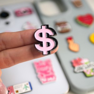 Pin in Smalto Morbido Personalizzato di Tendenza |   Nuovo Design 2026 con Zampa/Citazione Carina |   Adesivi Personalizzati per Telefono all'Ingrosso per Ragazze e Regali - Product Image 3