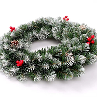 Corona Navideña de Pino con Nieve Artificial UMIND, Decorada con Bayas Rojas y Piñas, Adorno Navideño para Interiores y Exteriores, Puerta Principal del Hogar