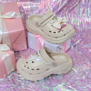 Zuecos de suela gruesa con perlas para mujer, sandalias de verano transpirables de EVA con punta abierta, lazo y dije de concha - Product Image 1