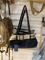 Sac fourre-tout à bandoulière grande capacité en denim délavé foncé avec sangle réglable, poche avant renforcée à rivets et sangle en toile à lettres, idéal pour les trajets quotidiens