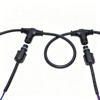 Connecteur mâle-femelle étanche de type T fourni directement par le fabricant, câble à deux conducteurs de 0,3 mm² avec boîtier en PVC pour éclairage mural