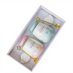 Ensemble de tasses pour couple <span class=keywords><strong>Cupidon</strong></span> avec tasses en céramique, couvercles <span class=keywords><strong>et</strong></span> cuillères - Design floral unisexe, boîte cadeau - Product Image 1