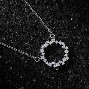 Collana Minimalista con Ciondolo Circolare per Donne, Catena Scintillante per Clavicola, Gioiello Elegante e alla Moda per Uso Quotidiano, Idea Regalo - Product Image 4