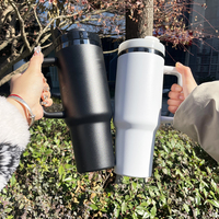 USA Warehouse Tasse de voyage isolée sous vide H2.0 40oz Gobelet noir avec poignée Gobelet plaqué noir pour graveur laser