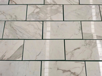 Guanmay Vente en gros Carreaux de marbre blanc Calacatta pour carreaux de sol et de mur Pierre naturelle Décoration en marbre